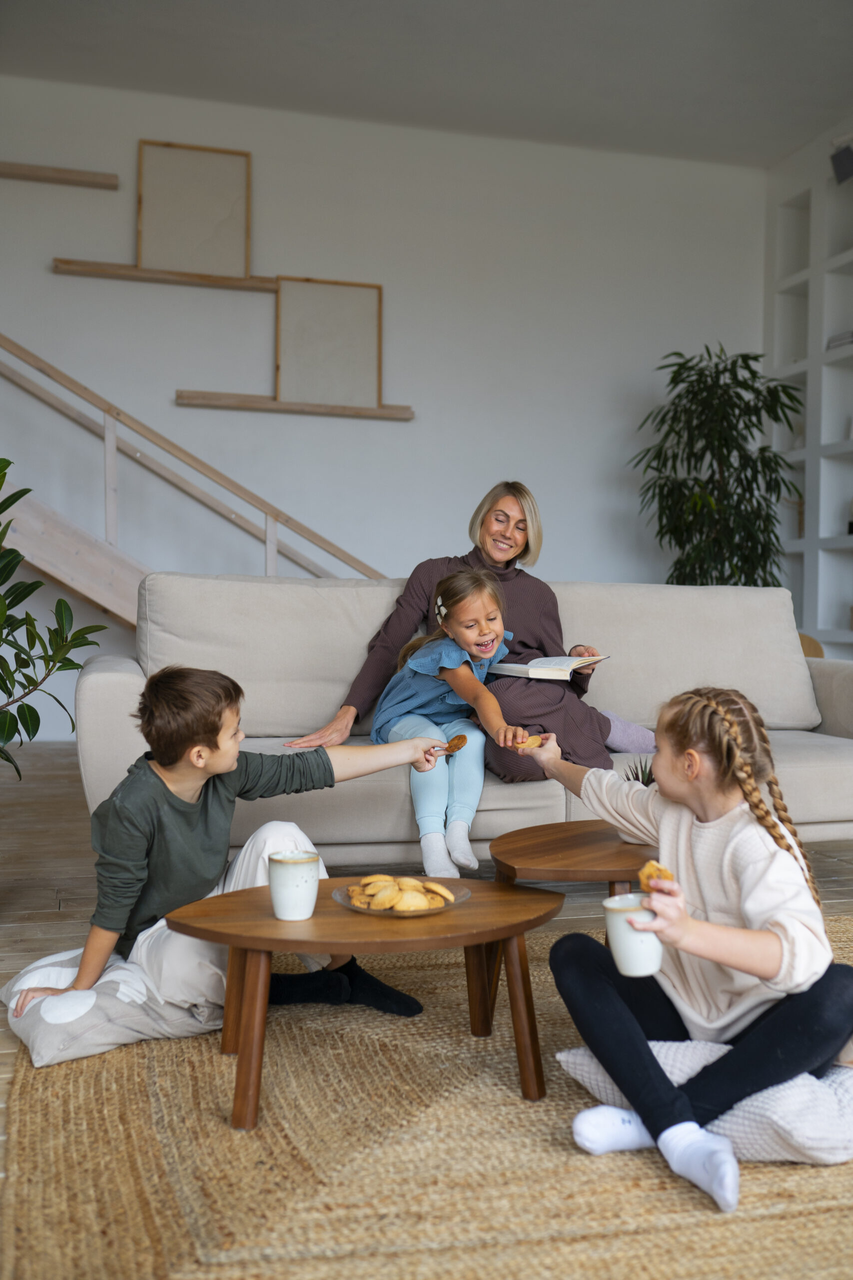 full-shot-kids-eating-cookies